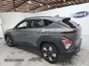 ✅ 2025 Hyundai Kona SEL • VIN: KM8HB3AB8SU212246 • Lot: 90502825. Wystawiony na Copart z przebiegiem 26 522 mil. Bezpłatny archiwum sprzedaży aukcyjnych z USA i szczegółowy raport historii pojazdu na DreamBid. Zdjęcie 2.