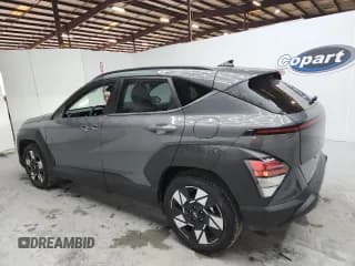 ✅ 2025 Hyundai Kona SEL • VIN: KM8HB3AB8SU212246 • Лот: 90502825. Опубликован ранее на Copart с пробегом 26 522 миль. Бесплатный доступ к архиву аукционных продаж из США и подробный отчёт об истории автомобиля на DreamBid. Изображение 2.