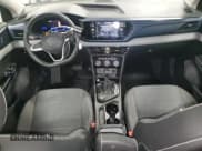 ✅ 2023 Volkswagen Taos SE • VIN: 3VVUX7B21PM370337 • Lot: 93189465. Wystawiony na Copart z przebiegiem 24 134 mil. Bezpłatny archiwum sprzedaży aukcyjnych z USA i szczegółowy raport historii pojazdu na DreamBid. Zdjęcie 8.