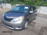 ✅ 2011 Toyota Sienna LE AAS • VIN: 5TDKK3DC1BS014370 • Лот: 43029942. Опубликован ранее на IAAI с пробегом 163 359 миль. Бесплатный доступ к архиву аукционных продаж из США и подробный отчёт об истории автомобиля на DreamBid. Изображение 2.