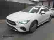 2025 Mercedes-Benz CLA 250 с VIN W1K5J4GB4SN481027, выставлен на аукционе IAAI как лот 40772342 с пробегом 533 миль миль и . История ставок и продаж доступна на DreamBid. Изображение 2.