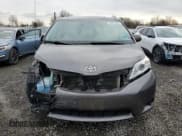 ✅ 2014 Toyota Sienna LE • VIN: 5TDJK3DC7ES089218 • Lot: 93612345. Wystawiony na Copart z przebiegiem 129 213 mil. Bezpłatny archiwum sprzedaży aukcyjnych z USA i szczegółowy raport historii pojazdu na DreamBid. Zdjęcie 5.