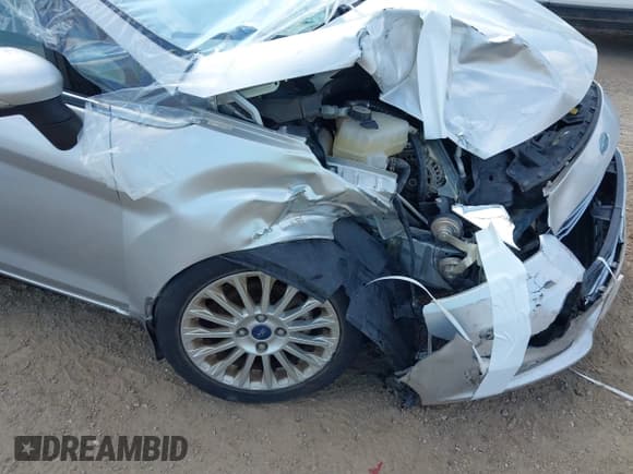 ✅ 2014 Ford Fiesta Titanium • VIN: 3FADP4FJ1EM113793 • Lot: 43384703. Wystawiony na IAAI z przebiegiem Nie podano. Bezpłatny archiwum sprzedaży aukcyjnych z USA i szczegółowy raport historii pojazdu na DreamBid. Zdjęcie 6.