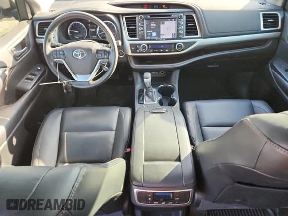 ✅ 2019 Toyota Highlander XLE • VIN: 5TDKZRFH5KS355813 • Lot: 90589535. Listed on Copart with 28,603 mi. Free auction sales archive from the USA and detailed vehicle history report at DreamBid. Image 8.