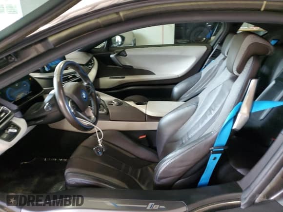 ✅ 2016 BMW i8 • VIN: WBY2Z2C55GV676201 • Lot: 67888374. Wystawiony na Copart z przebiegiem 59 010 mil. Bezpłatny archiwum sprzedaży aukcyjnych z USA i szczegółowy raport historii pojazdu na DreamBid. Zdjęcie 7.