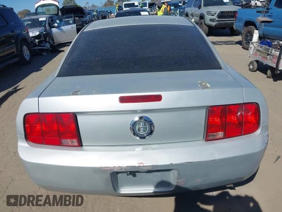 ✅ 2006 Ford Mustang Standard • VIN: 1ZVFT80N765121287 • Lot: 43442943. Listed on IAAI with 161,926 mi. Free auction sales archive from the USA and detailed vehicle history report at DreamBid. Image 17.