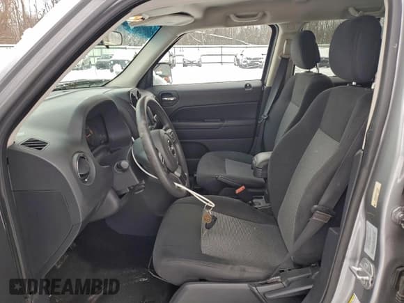 ✅ 2015 Jeep Patriot Altitude • VIN: 1C4NJRBB2FD197888 • Лот: 94749565. Опубликован ранее на Copart с пробегом 86 646 миль. Бесплатный доступ к архиву аукционных продаж из США и подробный отчёт об истории автомобиля на DreamBid. Изображение 7.