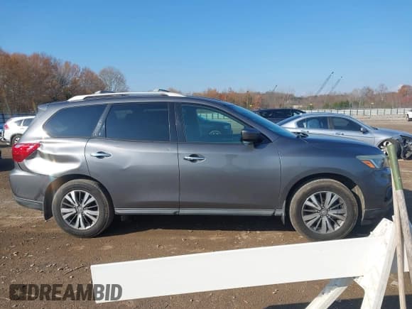 ✅ 2017 Nissan Pathfinder S • VIN: 5N1DR2MN3HC901619 • Lot: 43664004. Wystawiony na IAAI z przebiegiem 118 384 mil. Bezpłatny archiwum sprzedaży aukcyjnych z USA i szczegółowy raport historii pojazdu na DreamBid. Zdjęcie 13.