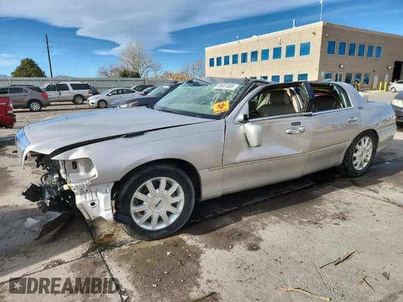 ✅ 2010 Lincoln Town Car Signature Limited • VIN: 2LNBL8CVXAX601274 • Lot: 90937685. Wystawiony na Copart z przebiegiem Nie podano. Bezpłatny archiwum sprzedaży aukcyjnych z USA i szczegółowy raport historii pojazdu na DreamBid. Zdjęcie 1.