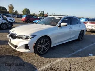 ✅ 2024 BMW 3 Series 330i • VIN: 3MW69FF06R8E86596 • Лот: 82746895. Опубликован ранее на Copart с пробегом 11 573 миль. Бесплатный доступ к архиву аукционных продаж из США и подробный отчёт об истории автомобиля на DreamBid. Изображение 1.