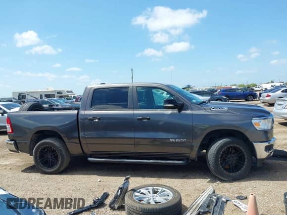 2019 Ram 1500 Big Horn z VIN 1C6SRFFT3KN667970, wystawiony jako IAAI lot #42508577 z przebiegiem 81 301 mil mil oraz . Historia ofert i sprzedaży dostępna na DreamBid. Obrazek 13.