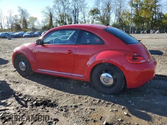 ✅ 2014 Volkswagen Beetle 2.5L • VIN: 3VWJP7AT5EM617557 • Lot: 90627965. Wystawiony na Copart z przebiegiem 97 770 mil. Bezpłatny archiwum sprzedaży aukcyjnych z USA i szczegółowy raport historii pojazdu na DreamBid. Zdjęcie 2.