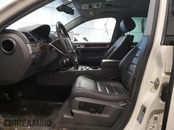 ✅ 2009 Volkswagen Touareg V6 • VIN: WVGFM77L69D035733 • Лот: 89385335. Опубликован ранее на Copart с пробегом 84 557 миль. Бесплатный доступ к архиву аукционных продаж из США и подробный отчёт об истории автомобиля на DreamBid. Изображение 7.