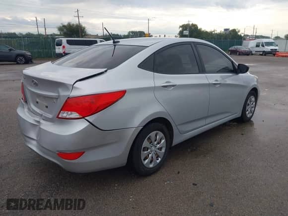 2017 Hyundai Accent SE z VIN KMHCT4AE8HU222503, wystawiony jako IAAI lot #43246079 z przebiegiem 72 844 mil mil oraz . Historia ofert i sprzedaży dostępna na DreamBid. Obrazek 4.