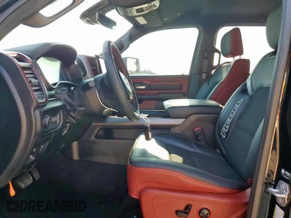 2025 Ram 1500 Rebel z VIN 1C6SRFLP0SN633704, wystawiony jako Copart lot #70535985 z przebiegiem 7 886 mil mil oraz Czysty tytuł • Clean title. Historia ofert i sprzedaży dostępna na DreamBid. Obrazek 7.