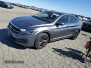 ✅ 2023 Volkswagen Jetta SE • VIN: 3VW7M7BU8PM029715 • Lot: 86105085. Wystawiony na Copart z przebiegiem 20 295 mil. Bezpłatny archiwum sprzedaży aukcyjnych z USA i szczegółowy raport historii pojazdu na DreamBid. Zdjęcie 1.