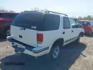 ✅ 1998 Chevrolet Blazer LS • VIN: 1GNCS13W6W2122038 • Lot: 42094004. Wystawiony na IAAI z przebiegiem 70 017 mil. Bezpłatny archiwum sprzedaży aukcyjnych z USA i szczegółowy raport historii pojazdu na DreamBid. Zdjęcie 4.