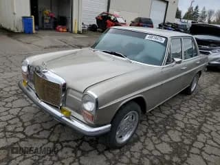 ✅ 1969 Mercedes-Benz 220 • VIN: 11511010038810 • Lot: 49818475. Wystawiony na Copart z przebiegiem 57 527 mil. Bezpłatny archiwum sprzedaży aukcyjnych z USA i szczegółowy raport historii pojazdu na DreamBid. Zdjęcie 1.