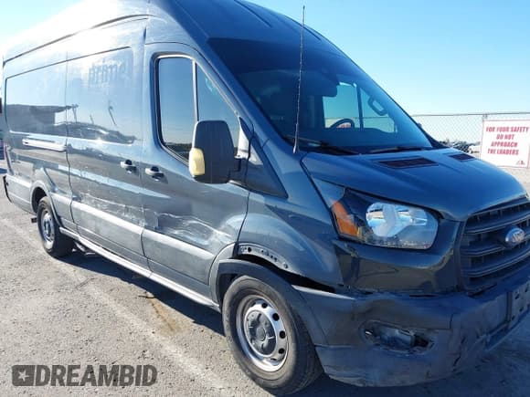 ✅ 2020 Ford Transit Cargo • VIN: 1FTBR3X84LKA47889 • Lot: 43377978. Wystawiony na IAAI z przebiegiem 54 497 mil. Bezpłatny archiwum sprzedaży aukcyjnych z USA i szczegółowy raport historii pojazdu na DreamBid. Zdjęcie 6.