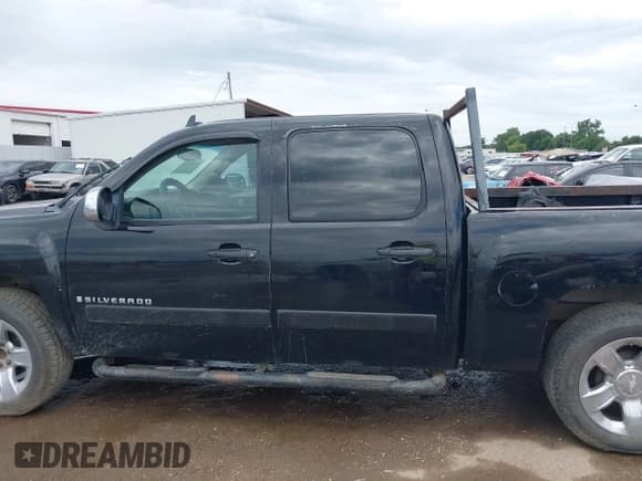 ✅ 2007 Chevrolet Silverado 1500 1LT • VIN: 3GCEC13027G522469 • Lot: 42902456. Wystawiony na IAAI z przebiegiem 295 741 mil. Bezpłatny archiwum sprzedaży aukcyjnych z USA i szczegółowy raport historii pojazdu na DreamBid. Zdjęcie 14.