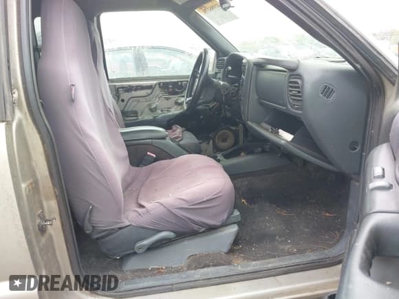 ✅ 2003 GMC Sonoma SLS • VIN: 1GTCS19X838182906 • Lot: 41986178. Wystawiony na IAAI z przebiegiem Nie podano. Bezpłatny archiwum sprzedaży aukcyjnych z USA i szczegółowy raport historii pojazdu na DreamBid. Zdjęcie 5.