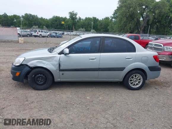 ✅ 2007 Kia Rio LX • VIN: KNADE123276276328 • Lot: 42573911. Wystawiony na IAAI z przebiegiem 94 302 mil. Bezpłatny archiwum sprzedaży aukcyjnych z USA i szczegółowy raport historii pojazdu na DreamBid. Zdjęcie 14.