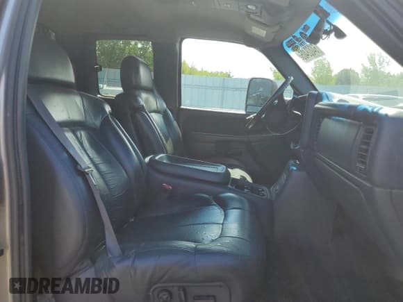 ✅ 2002 Chevrolet Silverado 2500HD LS • VIN: 1GCHK291X2E189279 • Lot: 64008405. Wystawiony na Copart z przebiegiem Nie podano. Bezpłatny archiwum sprzedaży aukcyjnych z USA i szczegółowy raport historii pojazdu na DreamBid. Zdjęcie 10.