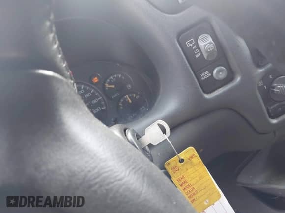 2003 Chevrolet Blazer LS z VIN 1GNCT18X83K143404, wystawiony jako IAAI lot #42572749 z przebiegiem 182 362 mil mil oraz . Historia ofert i sprzedaży dostępna na DreamBid. Obrazek 11.