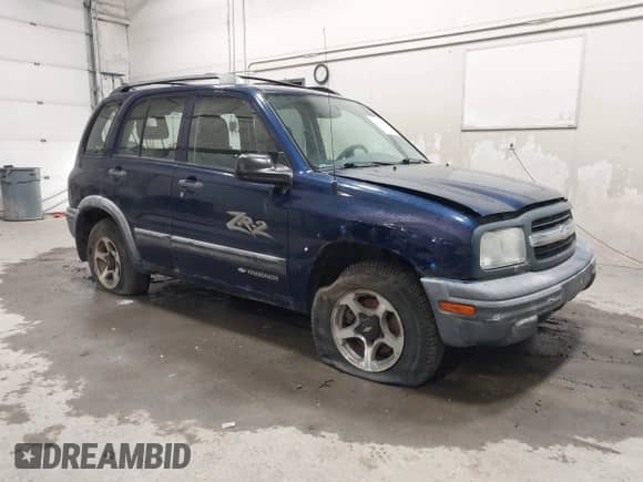 2002 Chevrolet Tracker ZR2 z VIN 2CNBJ734026920536, wystawiony jako IAAI lot #42459119 z przebiegiem 164 574 mil mil oraz . Historia ofert i sprzedaży dostępna na DreamBid. Obrazek 1.