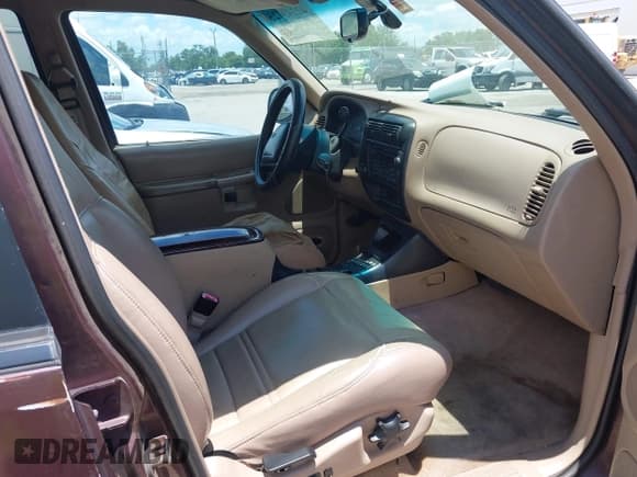 ✅ 1999 Ford Explorer XLT • VIN: 1FMDU32P2XUC31708 • Lot: 42243725. Wystawiony na IAAI z przebiegiem 239 411 mil. Bezpłatny archiwum sprzedaży aukcyjnych z USA i szczegółowy raport historii pojazdu na DreamBid. Zdjęcie 5.