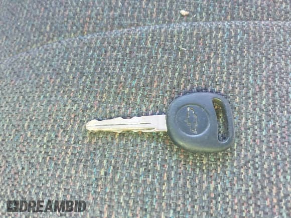 ✅ 2000 Chevrolet Silverado 1500 • VIN: 1GCEC14W2YE203939 • Lot: 43685797. Listed on IAAI with 185,331 mi. Free auction sales archive from the USA and detailed vehicle history report at DreamBid. Image 11.