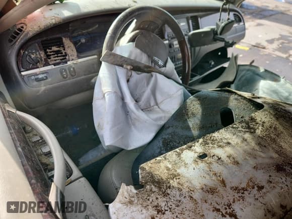 ✅ 2010 Lincoln Town Car Signature Limited • VIN: 2LNBL8CVXAX601274 • Lot: 90937685. Wystawiony na Copart z przebiegiem Nie podano. Bezpłatny archiwum sprzedaży aukcyjnych z USA i szczegółowy raport historii pojazdu na DreamBid. Zdjęcie 8.