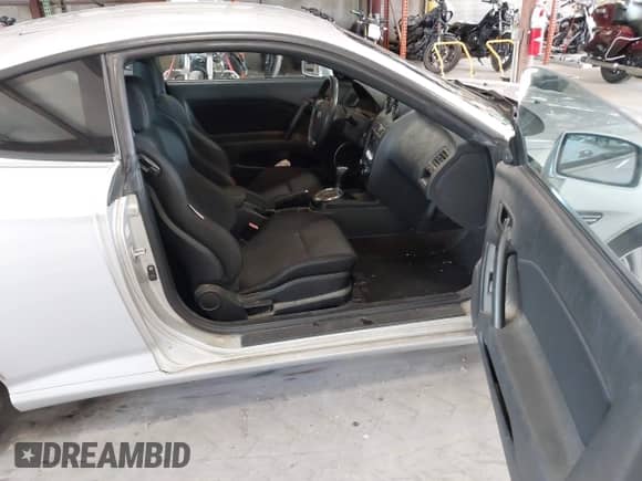 2008 Hyundai Tiburon GS z VIN KMHHM66DX8U296083, wystawiony jako IAAI lot #42611611 z przebiegiem 164 438 mil mil oraz . Historia ofert i sprzedaży dostępna na DreamBid. Obrazek 5.