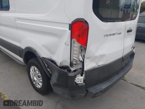 ✅ 2015 Ford Transit Cargo • VIN: 1FTNR1CM7FKB22044 • Lot: 43419573. Wystawiony na IAAI z przebiegiem 359 356 mil. Bezpłatny archiwum sprzedaży aukcyjnych z USA i szczegółowy raport historii pojazdu na DreamBid. Zdjęcie 6.