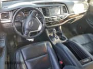 ✅ 2019 Toyota Highlander Hybrid Limited Platinum • VIN: 5TDDGRFH4KS055470 • Lot: 94817925. Wystawiony na Copart z przebiegiem 130 834 mil. Bezpłatny archiwum sprzedaży aukcyjnych z USA i szczegółowy raport historii pojazdu na DreamBid. Zdjęcie 8.