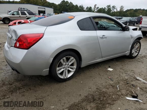 ✅ 2013 Nissan Altima S • VIN: 1N4AL2EP3DC131298 • Лот: 86451135. Опубликован ранее на Copart с пробегом 93 524 миль. Бесплатный доступ к архиву аукционных продаж из США и подробный отчёт об истории автомобиля на DreamBid. Изображение 3.