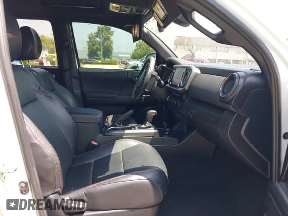 ✅ 2020 Toyota Tacoma SR5 • VIN: 5TFCZ5AN4LX216259 • Lot: 42601563. Wystawiony na IAAI z przebiegiem 85 887 mil. Bezpłatny archiwum sprzedaży aukcyjnych z USA i szczegółowy raport historii pojazdu na DreamBid. Zdjęcie 5.