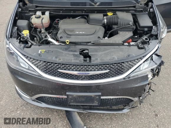 ✅ 2018 Chrysler Pacifica Touring L Plus • VIN: 2C4RC1EG4JR352676 • Lot: 85263895. Listed on Copart with 67,436 mi. Free auction sales archive from the USA and detailed vehicle history report at DreamBid. Image 12.