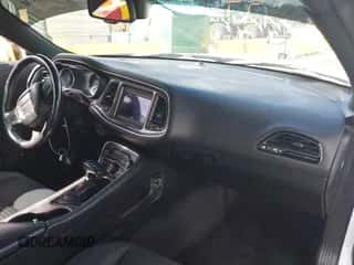 2018 Dodge Challenger SXT z VIN 2C3CDZAG3JH131202, wystawiony jako IAAI lot #43509944 z przebiegiem 89 807 mil mil oraz . Historia ofert i sprzedaży dostępna na DreamBid. Obrazek 5.