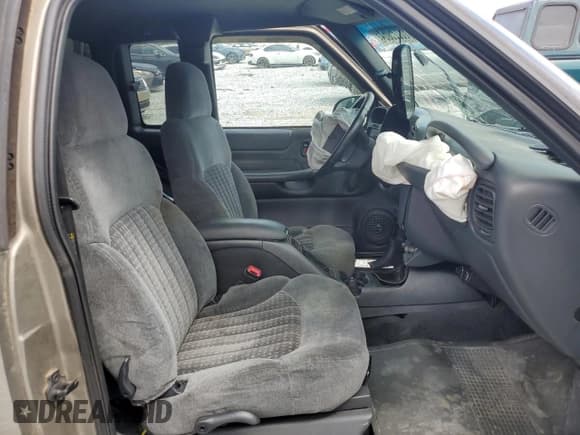 ✅ 2000 Chevrolet S-10 LS • VIN: 1GCCS19W7Y8296104 • Лот: 68225064. Опубликован ранее на Copart с пробегом Не указан. Бесплатный доступ к архиву аукционных продаж из США и подробный отчёт об истории автомобиля на DreamBid. Изображение 7.