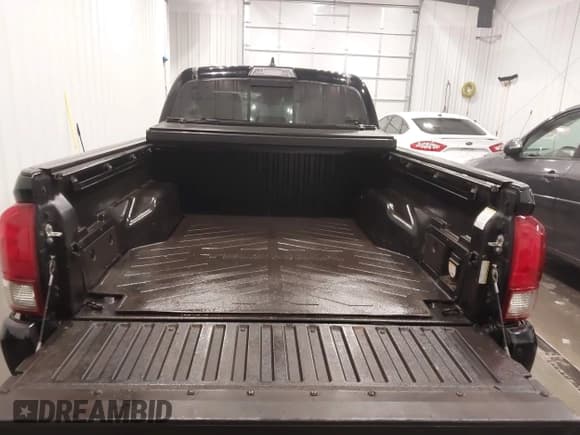 ✅ 2018 Toyota Tacoma SR5 • VIN: 3TMDZ5BN8JM054108 • Lot: 42062873. Listed on IAAI with 91,894 mi. Free auction sales archive from the USA and detailed vehicle history report at DreamBid. Image 16.