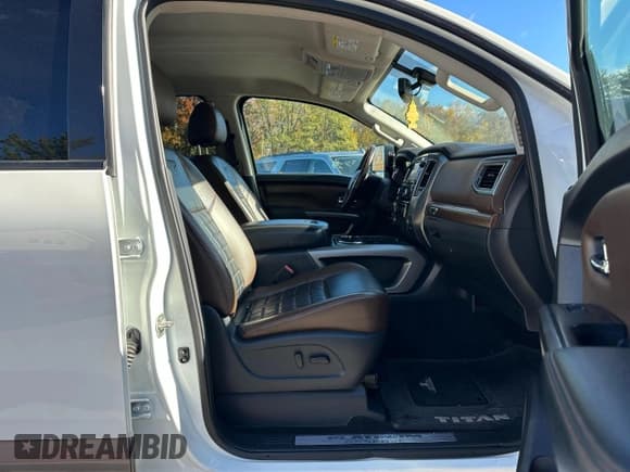 ✅ 2018 Nissan Titan Pro-4X • VIN: 1N6BA1F44JN526705 • Lot: 90614775. Wystawiony na Copart z przebiegiem 136 762 mil. Bezpłatny archiwum sprzedaży aukcyjnych z USA i szczegółowy raport historii pojazdu na DreamBid. Zdjęcie 9.