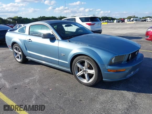 ✅ 2006 Ford Mustang GT Deluxe • VIN: 1ZVFT82H365136022 • Lot: 43614937. Wystawiony na IAAI z przebiegiem 69 894 mil. Bezpłatny archiwum sprzedaży aukcyjnych z USA i szczegółowy raport historii pojazdu na DreamBid. Zdjęcie 1.