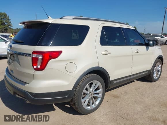 ✅ 2018 Ford Explorer XLT • VIN: 1FM5K7D88JGB30606 • Lot: 43659566. Wystawiony na IAAI z przebiegiem 76 380 mil. Bezpłatny archiwum sprzedaży aukcyjnych z USA i szczegółowy raport historii pojazdu na DreamBid. Zdjęcie 4.