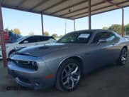 ✅ 2015 Dodge Challenger SXT Plus • VIN: 2C3CDZBGXFH700231 • Lot: 43407846. Wystawiony na IAAI z przebiegiem 129 305 mil. Bezpłatny archiwum sprzedaży aukcyjnych z USA i szczegółowy raport historii pojazdu na DreamBid. Zdjęcie 2.