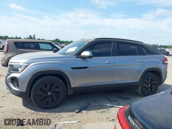 ✅ 2024 Volkswagen Atlas SE • VIN: 1V2WE2CA0RC201550 • Lot: 42048995. Wystawiony na IAAI z przebiegiem 47 181 mil. Bezpłatny archiwum sprzedaży aukcyjnych z USA i szczegółowy raport historii pojazdu na DreamBid. Zdjęcie 14.