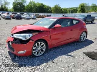 2013 Hyundai Veloster w/Gray Int z VIN KMHTC6ADXDU117233, wystawiony jako Copart lot #57247064 z przebiegiem 129 810 mil mil oraz Szkoda całkowita • Salvage title. Historia ofert i sprzedaży dostępna na DreamBid. Obrazek 1.