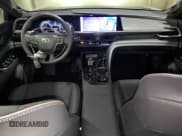 ✅ 2025 Toyota Crown Platinum • VIN: JTDAFAAF3S3010776 • Lot: 48190555. Wystawiony na Copart z przebiegiem 7 291 mil. Bezpłatny archiwum sprzedaży aukcyjnych z USA i szczegółowy raport historii pojazdu na DreamBid. Zdjęcie 8.