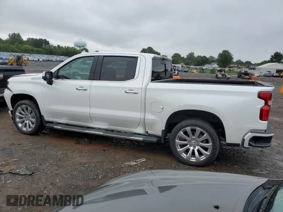 ✅ 2021 Chevrolet Silverado 1500 High Country • VIN: 1GCUYHET6MZ293500 • Lot: 66475034. Wystawiony na Copart z przebiegiem 17 699 mil. Bezpłatny archiwum sprzedaży aukcyjnych z USA i szczegółowy raport historii pojazdu na DreamBid. Zdjęcie 2.
