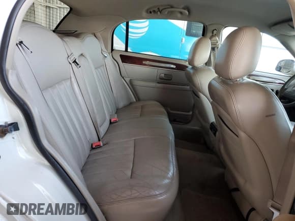 ✅ 2003 Lincoln Town Car Executive • VIN: 1LNHM81W53Y608266 • Lot: 68343405. Wystawiony na Copart z przebiegiem 246 850 mil. Bezpłatny archiwum sprzedaży aukcyjnych z USA i szczegółowy raport historii pojazdu na DreamBid. Zdjęcie 10.